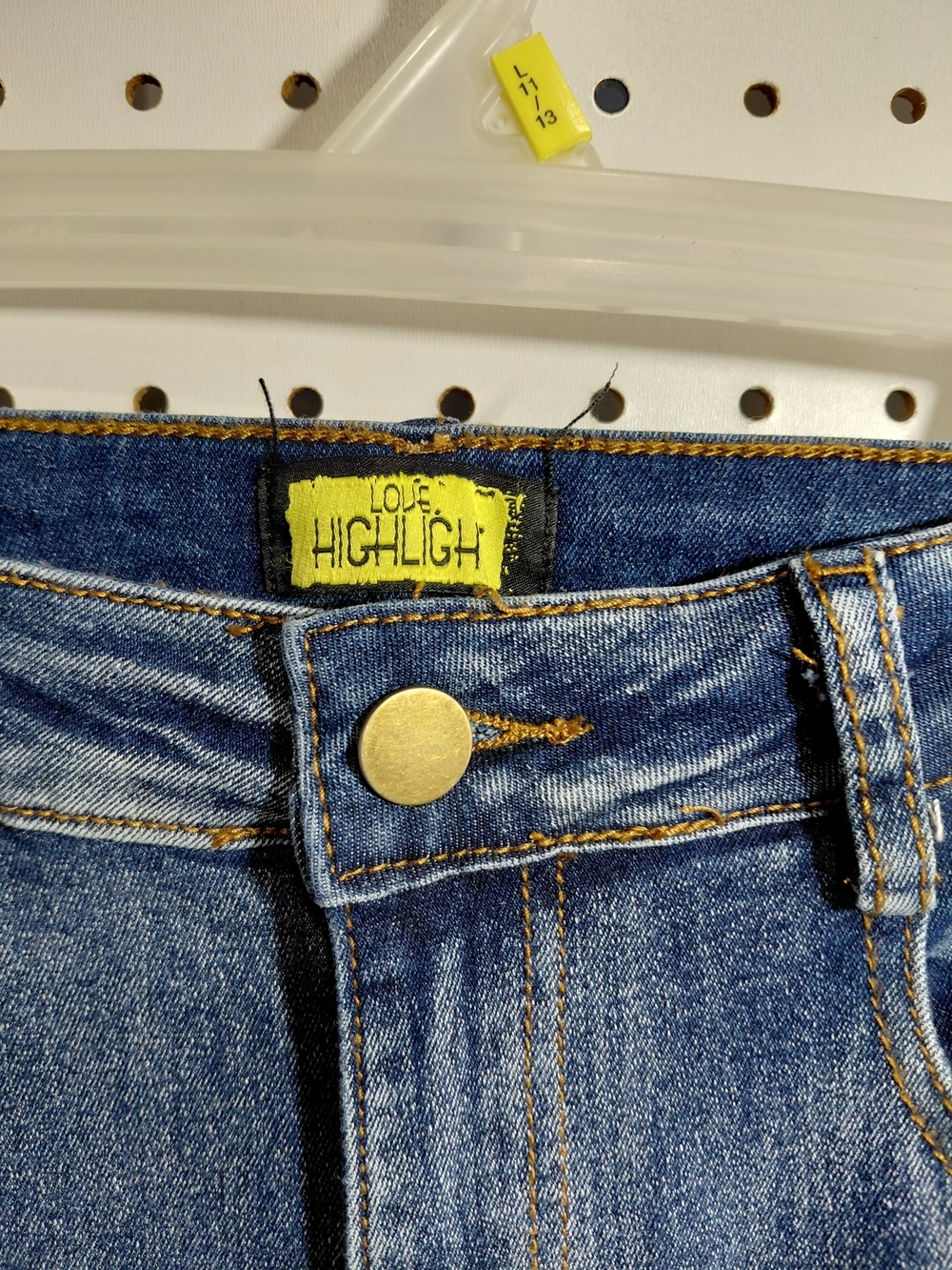 Vintage-Inspired Women's Denim Flare Jeans - Mid Blue - Picture 5 of 7